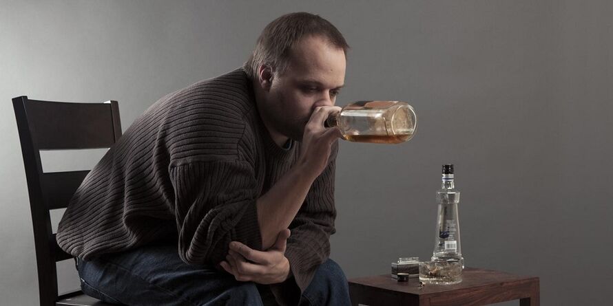 un homme buvant de l & 39; alcool comment arrêter de fumer